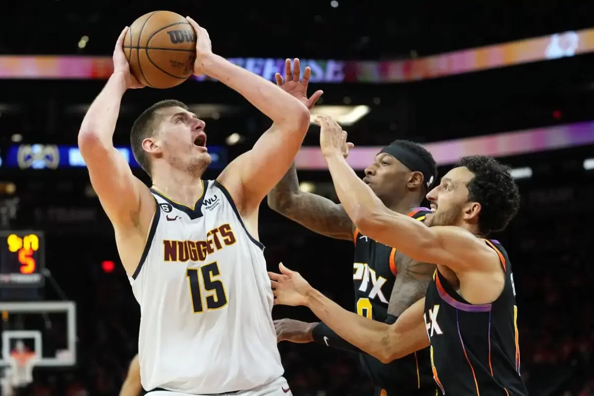 Nikola Jokic ultrapassa Magic Johnson em triple-double na história da NBA