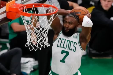 Jaylen Brown do Celtics é multado pela NBA por gesto proibido