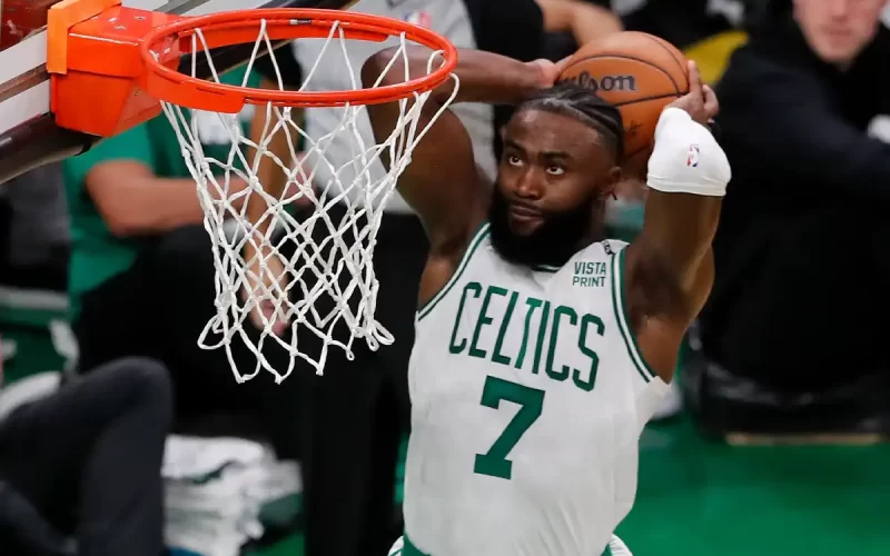 Jaylen Brown do Celtics é multado pela NBA por gesto proibido