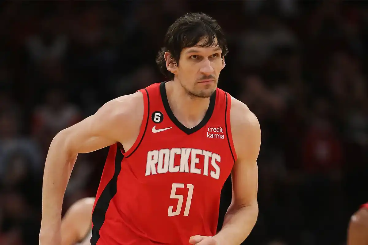 Boban Marjanovic segue no Houston Rockets mais uma temporada