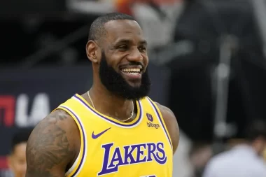 O arremesso de LeBron está sumindo, e o Lakers sofre no ataque