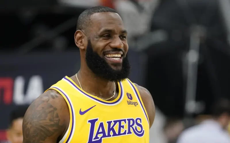 O arremesso de LeBron está sumindo, e o Lakers sofre no ataque