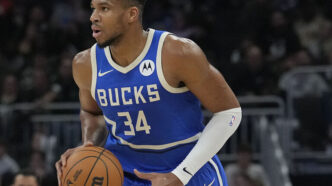 Giannis tem lesão no joelho e desfalca o Bucks