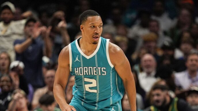 Grant Williams está fora da temporada com lesão no joelho e menisco