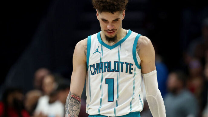 LaMelo Ball tem lesão e desfalca Hornets por pelo menos duas semanas