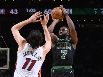 Brown e Pritchard lideram Celtics em vitória sobre o Heat