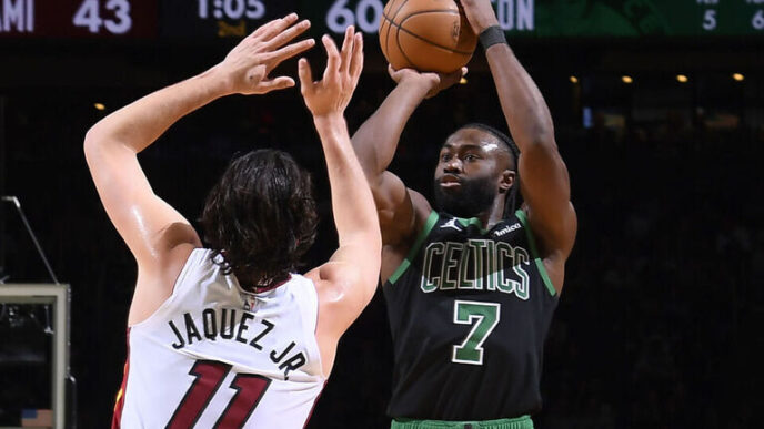 Brown e Pritchard lideram Celtics em vitória sobre o Heat