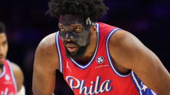 Embiid faz 34 pontos em volta de lesão e 76ers bate o Hornets