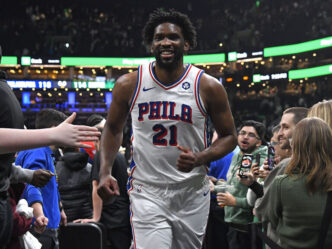 Embiid multado em $75 mil por gestos obscenos contra o Celtics