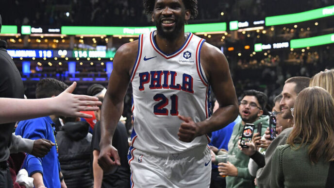 Embiid multado em $75 mil por gestos obscenos contra o Celtics