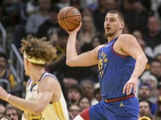 Com 38 pontos de Jokic, Nuggets reage no final e bate Warriors