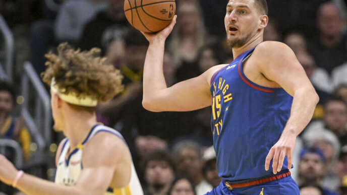 Com 38 pontos de Jokic, Nuggets reage no final e bate Warriors