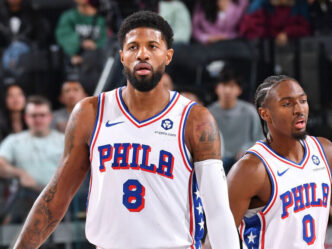 Paul George retorna de lesão no joelho e 76ers vencem os Pistons