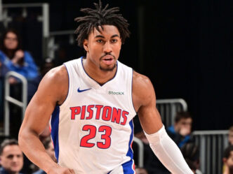 Jaden Ivey sai de maca após aparente lesão na perna e preocupa o Pistons