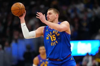 Jokic tem um histórico triplo-duplo na vitória do Nuggets sobre o Kings