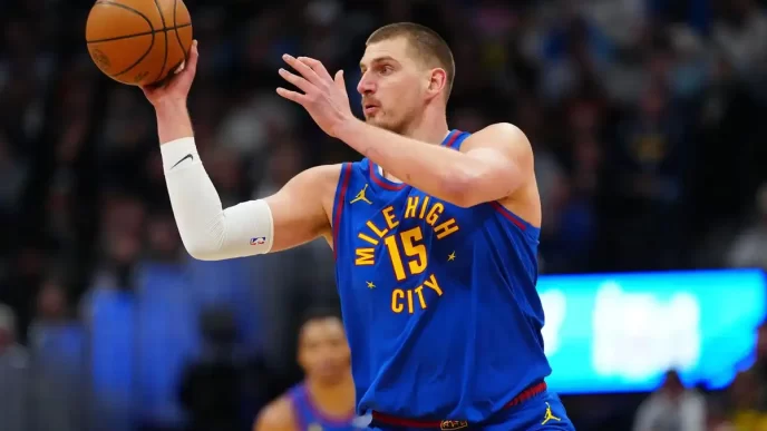 Jokic tem um histórico triplo-duplo na vitória do Nuggets sobre o Kings